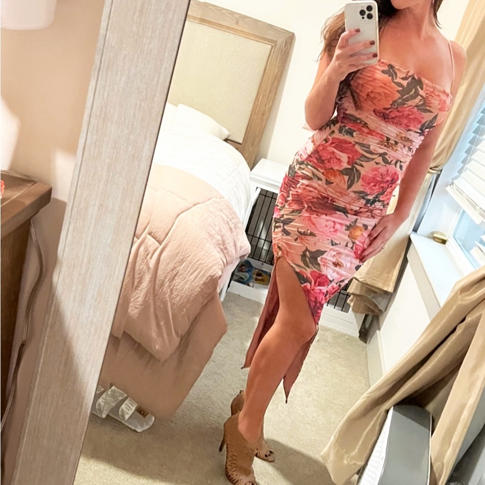 Express pink floral body-con midi dress 🌸